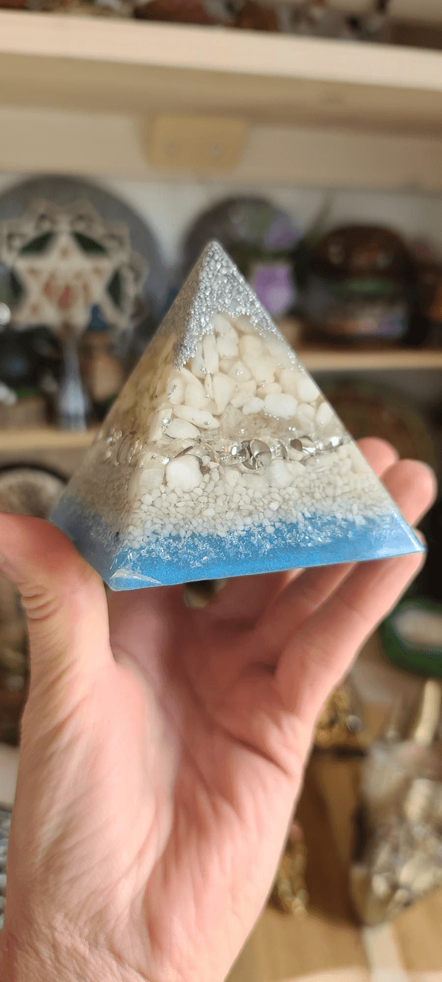 Pyramide Quartz neige 7cm