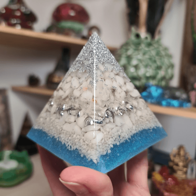 Pyramide Quartz neige 7cm