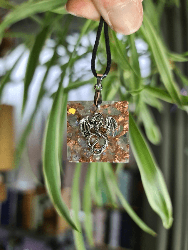 Médaillon carré dragon Labradorite 