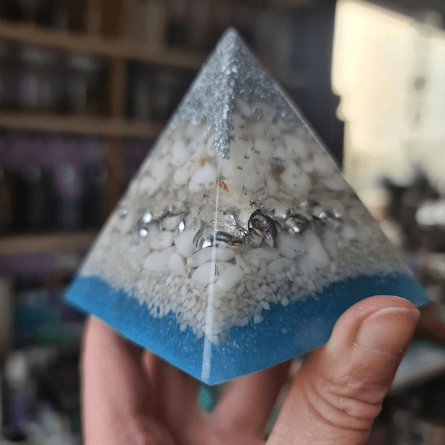 Pyramide Quartz neige 7cm