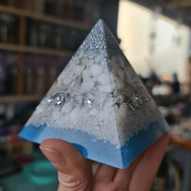 Pyramide Quartz neige 7cm