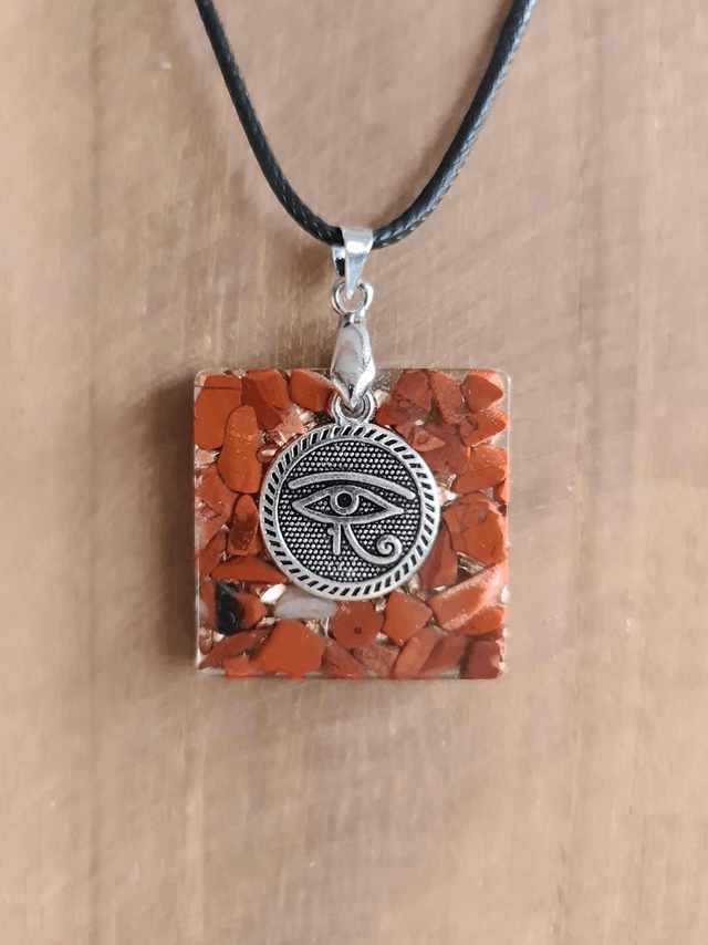 Médaillon carré Horus Jaspe rouge 
